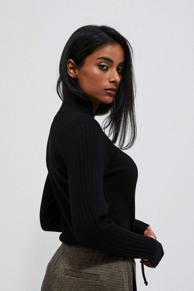 Dopsowany sweter w prążki czarny