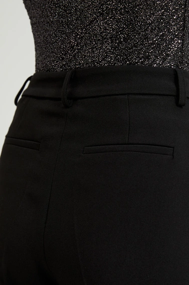 Spodnie z kantem i prostymi nogawkami czarne