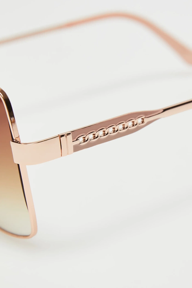 Okulary przeciwsłoneczne z złotymi metalowymi oprawkami