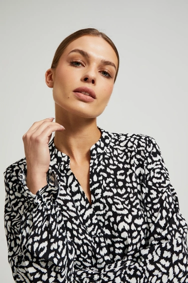 Koszula z dekoltem w serek bez kołnierzyka czarna