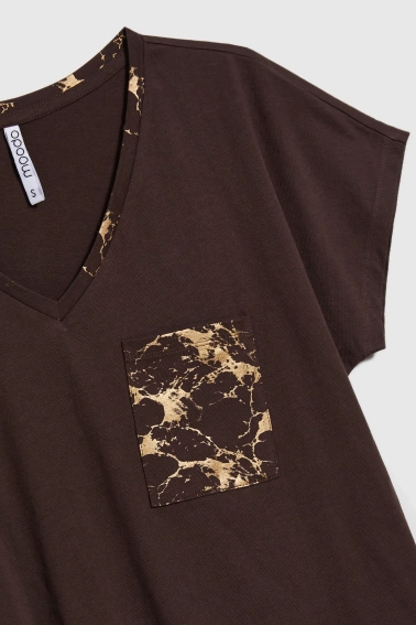 Bawełniany t-shirt z ozdobną kieszenią brązowy