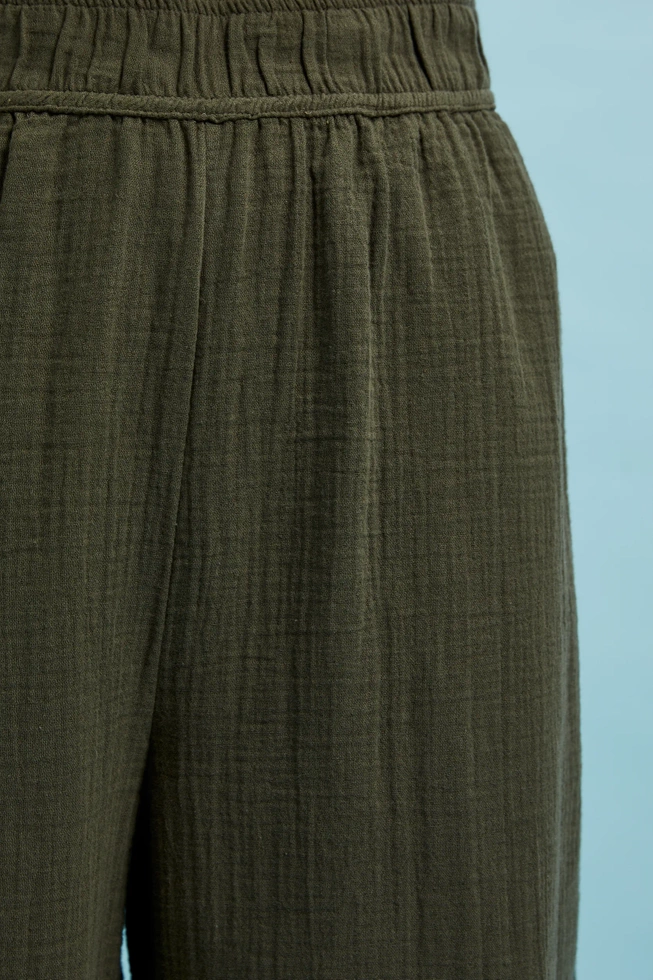 Bawełniane spodnie z szerokimi nogawkami oliwkowe
