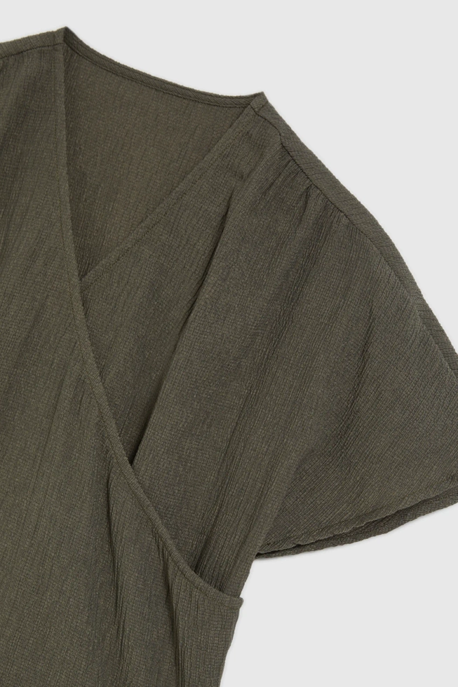 Koszula z dekoltem w serek i krótkimi rękawami oliwkowa