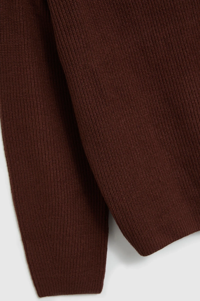 Sweter o prostym fasonie brązowy