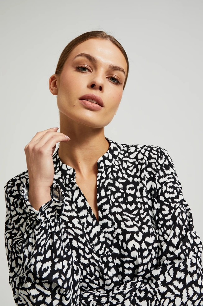 Koszula z dekoltem w serek bez kołnierzyka czarna