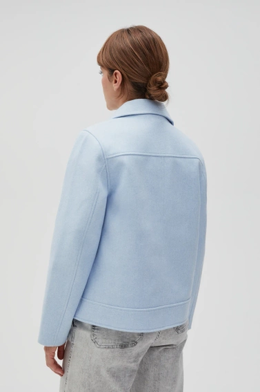 Kurtka z kołnierzem i dużymi kieszeniami błękitna