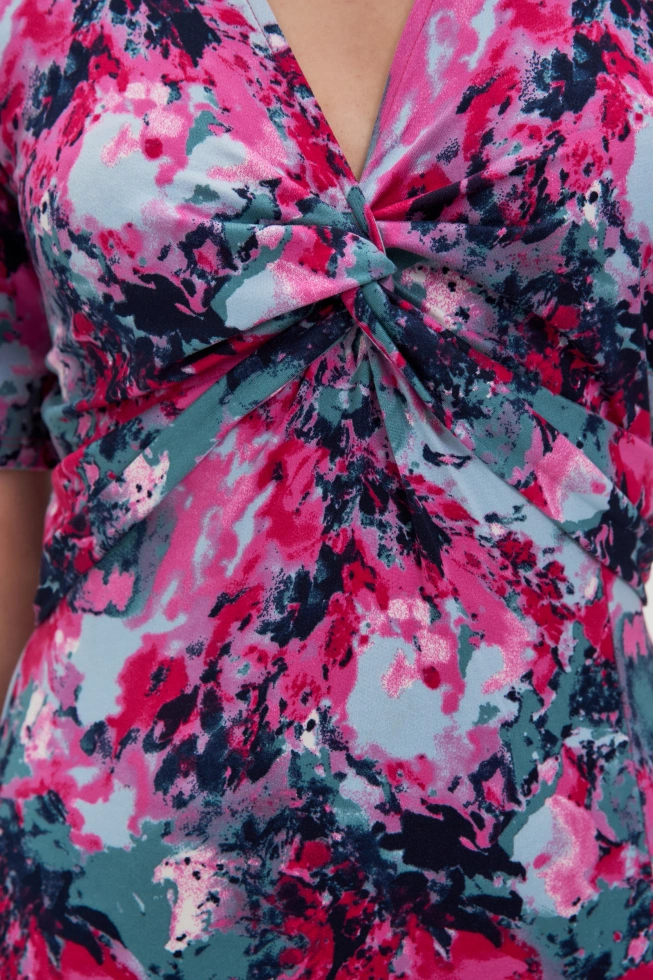 Wzorzysta sukienka z dekoltem fuksjowa