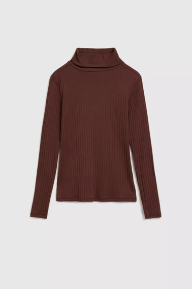 Prążkowana bluzka z golfem kasztanowa