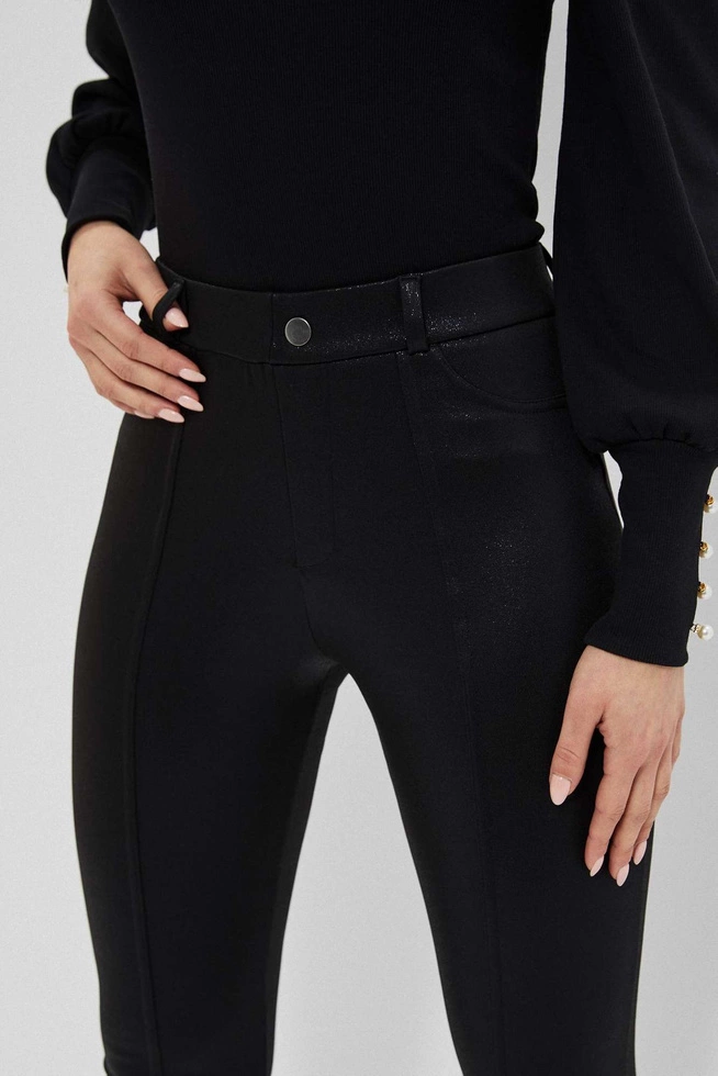 Błyszczące legginsy