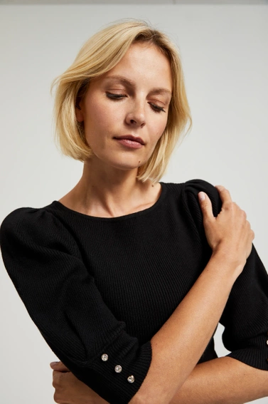 Prążkowany sweter z bufiastymi rękawami czarny