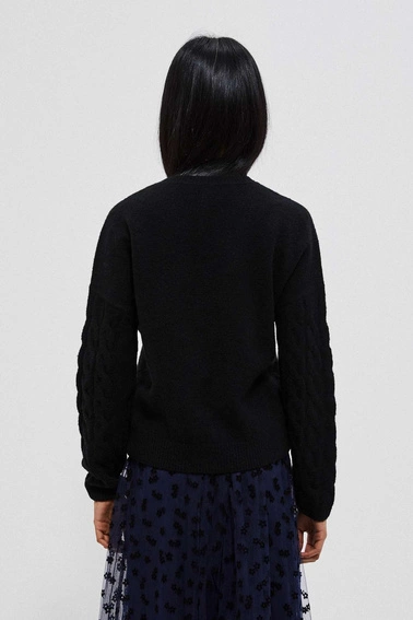 Sweter z ozdobnym splotem i okrągłym dekoltem czarny