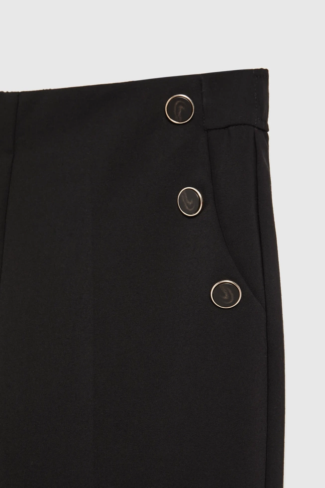 Spodnie w kant z ozdobnymi guzikami czarne