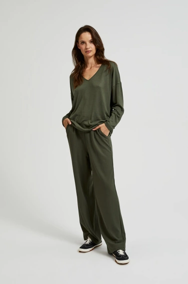 Sweter z dekoltem w serek i obniżoną linią ramion oliwkowy