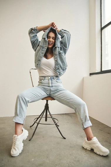 Jeansy mom fit z wysokim stanem