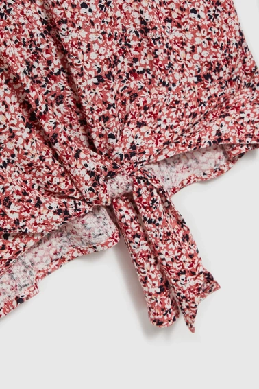 Wzorzysta koszula z dekoltem w serek i wiązaniem różowa