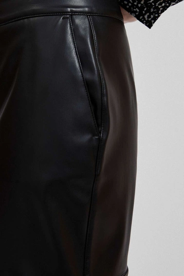 Ołówkowa spódnica ze skóry ekologicznej czarna