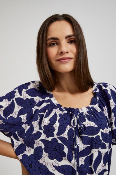 Sukienka w kwiaty z bufiastymi rękawami fioletowa