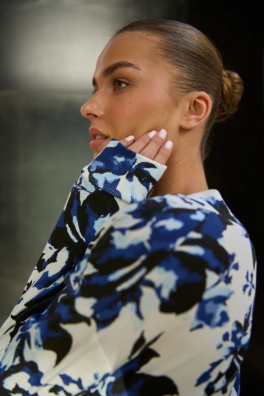 Bluza w kwiaty z dekoltem biała