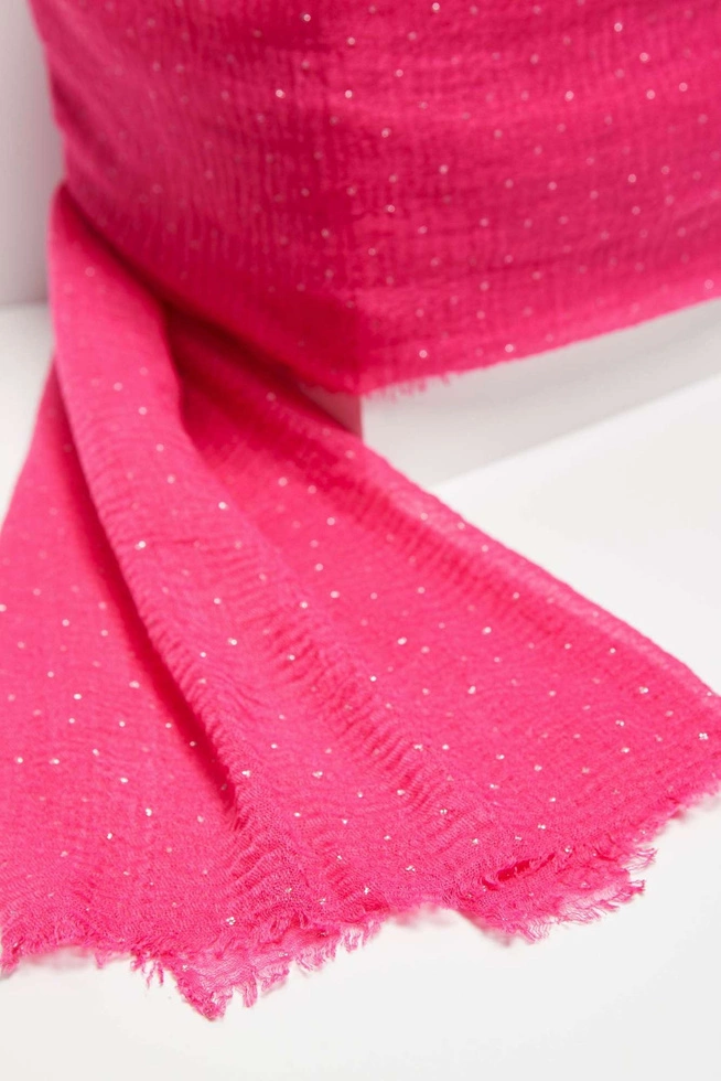 Szal z drobnym metalicznym nadrukiem truskawkowy