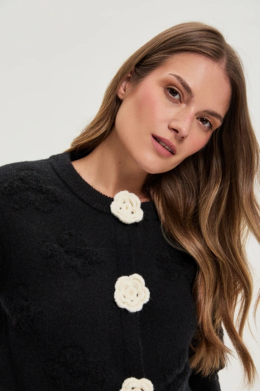 Kardigan z kwiatową aplikacją czarny