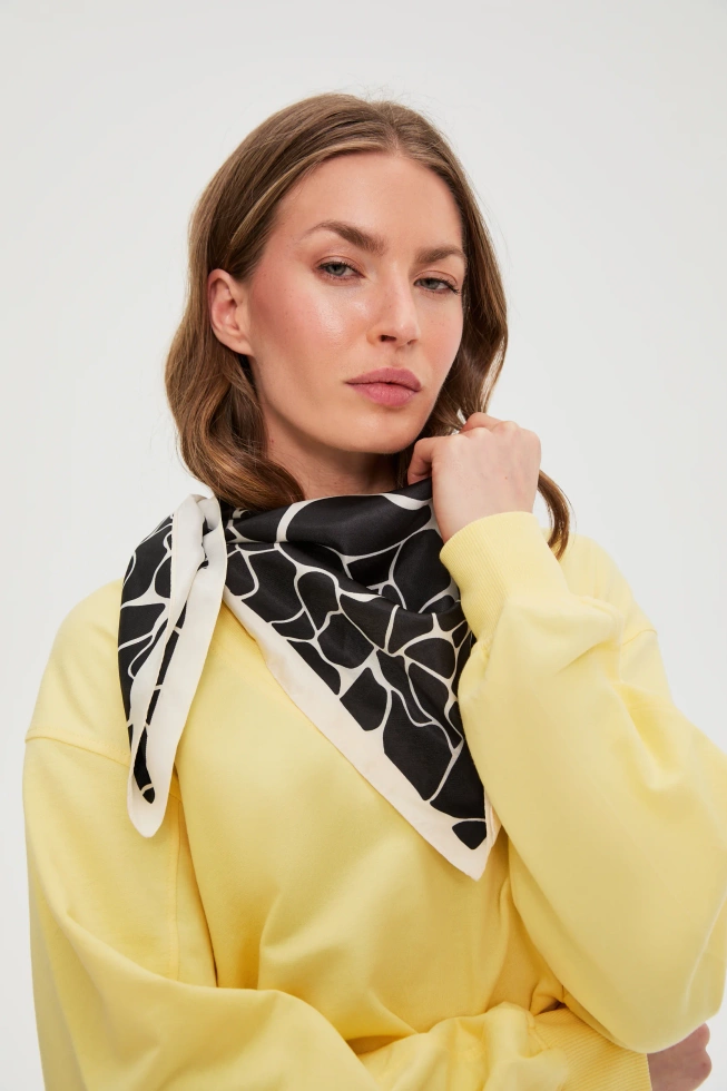 Wzorzysta apaszka czarna