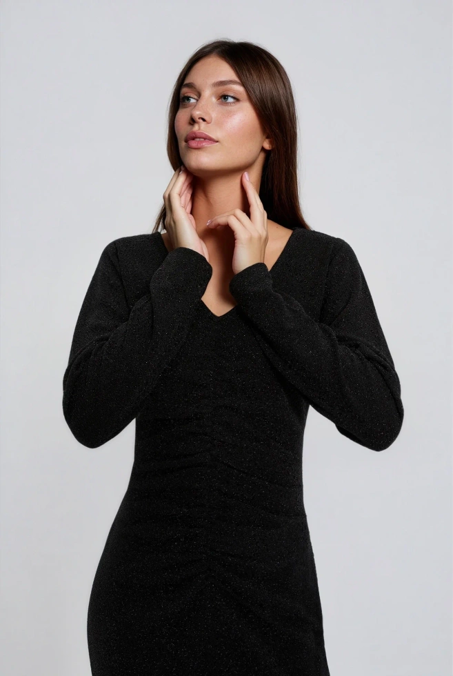 Dopasowana sukienka czarna