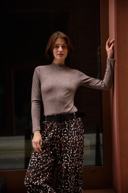 Bluzka z golfem brązowa