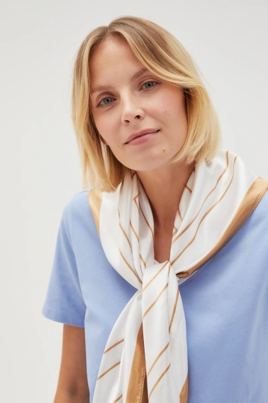 Apaszka z geometrycznym wzorem biała