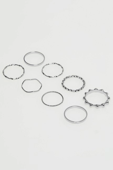 Zestaw delikatnych pierścionków w kolorze srebrnym
