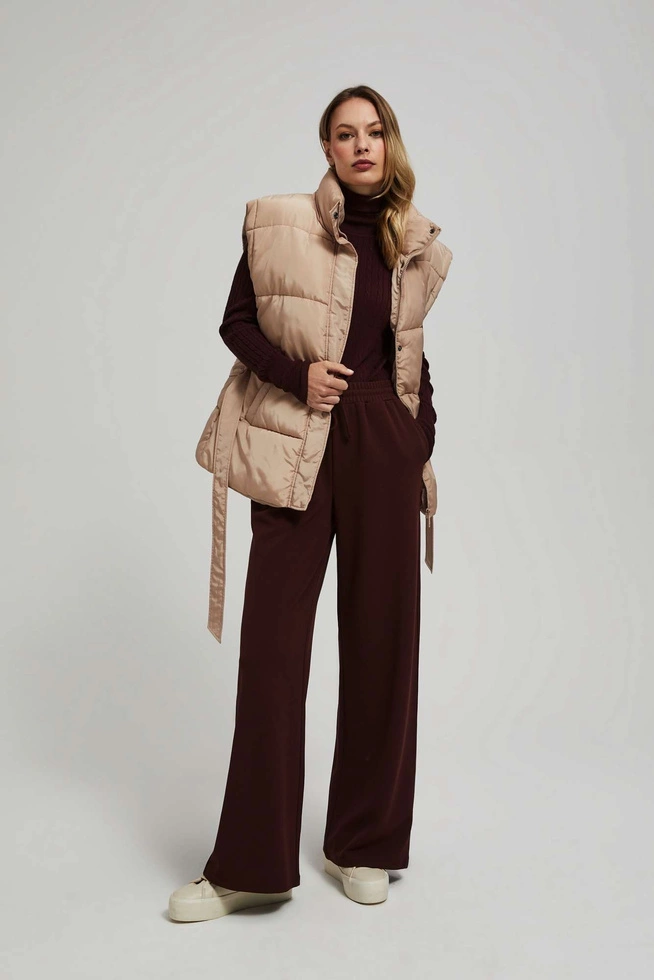 Pikowana kamizelka z paskiem