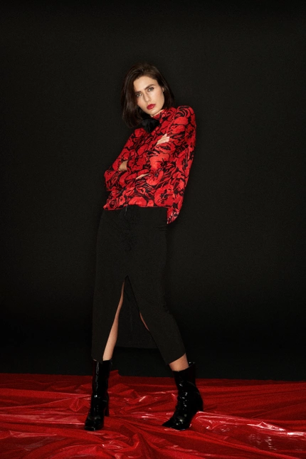 Spódnica z ozdobną różą i rozcięciem czarna