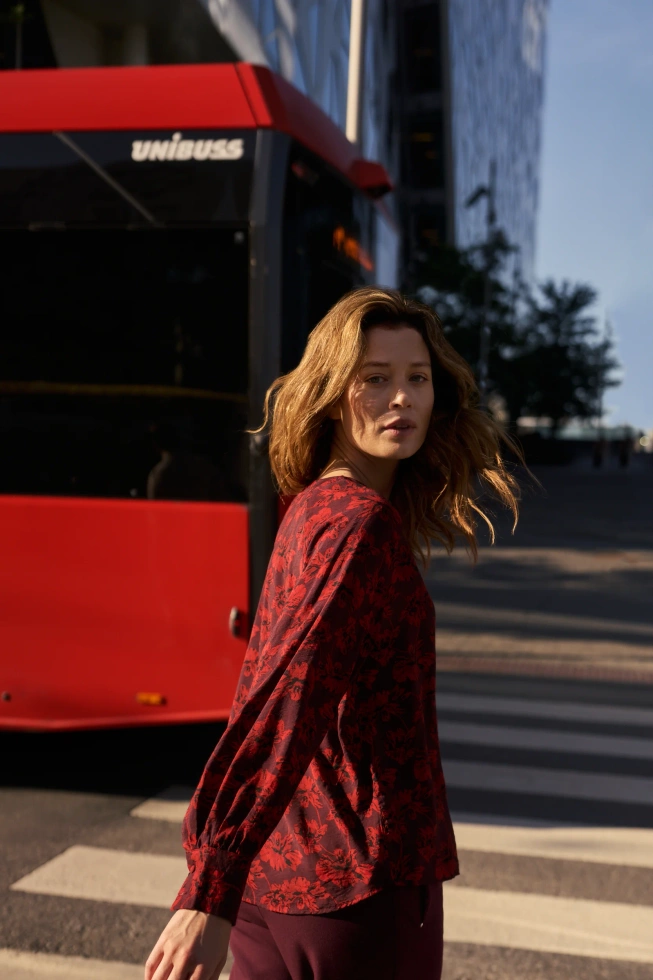 Koszula w kwiaty burgundowa