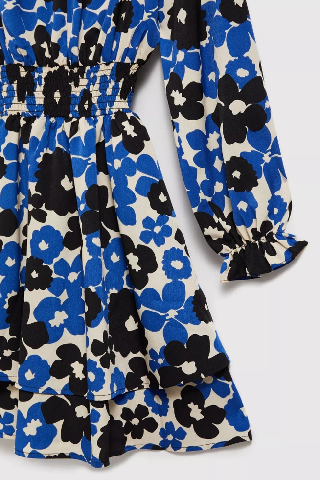 Sukienka z rozkloszowanym dołem i kwiatowym wzorem niebieska