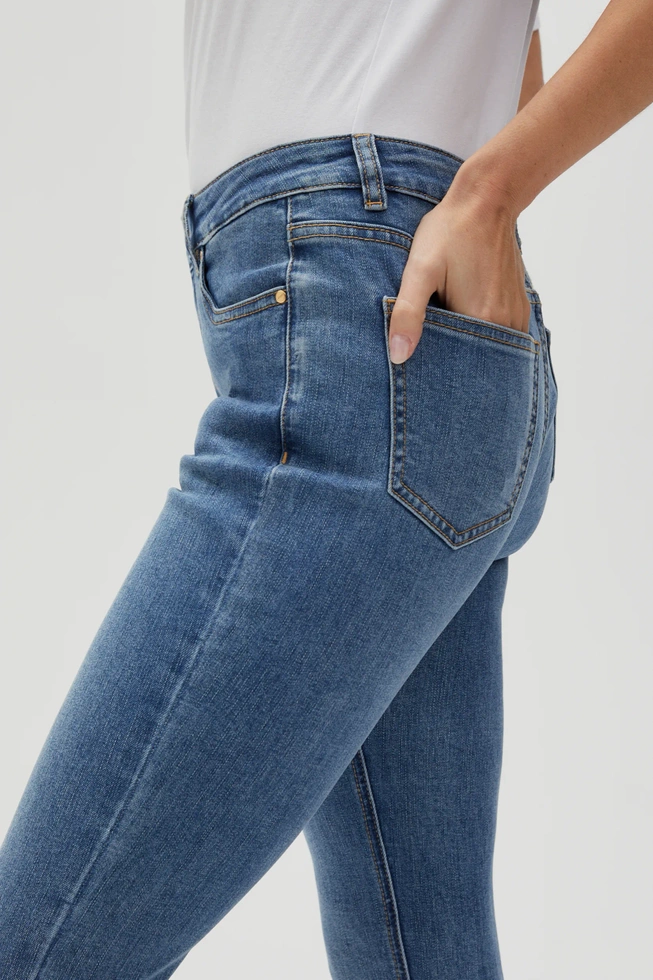 Spodnie rurki z postrzępionymi nogawkami niebieskie