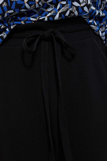 Spodnie z wiązaniem czarne