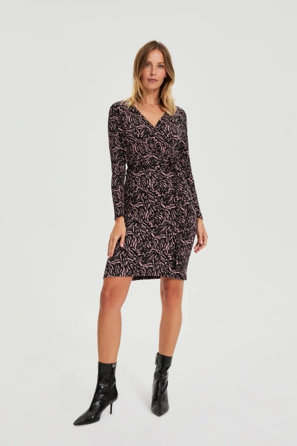 Dopasowana sukienka czarna