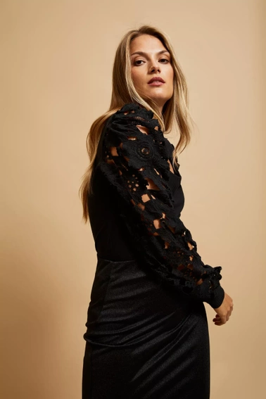 Bluzka z koronkowymi rękawami czarna