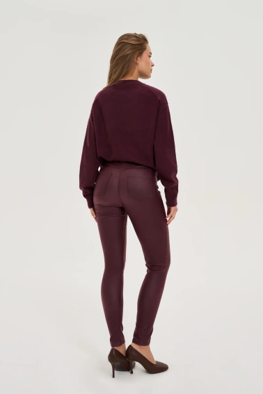 Woskowane spodnie burgundowe 