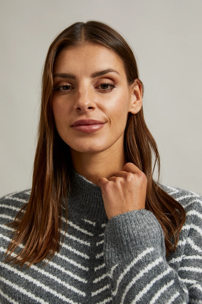 Sweter z półgolfem i paskami szary