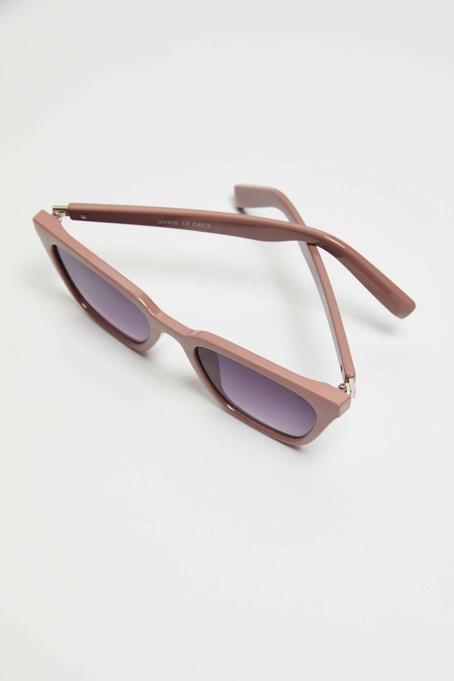 Okulary przeciwsłoneczne o wąskim kocim kształcie malinowe