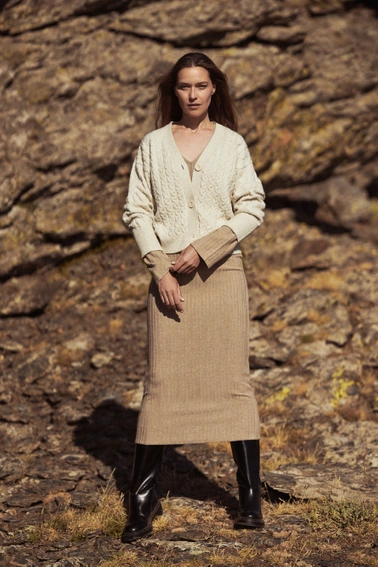 Krótki kardigan zapinany na guziki biały 