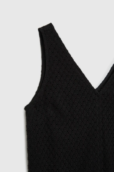 Ażurowa sukienka z dekoltem w serek czarna