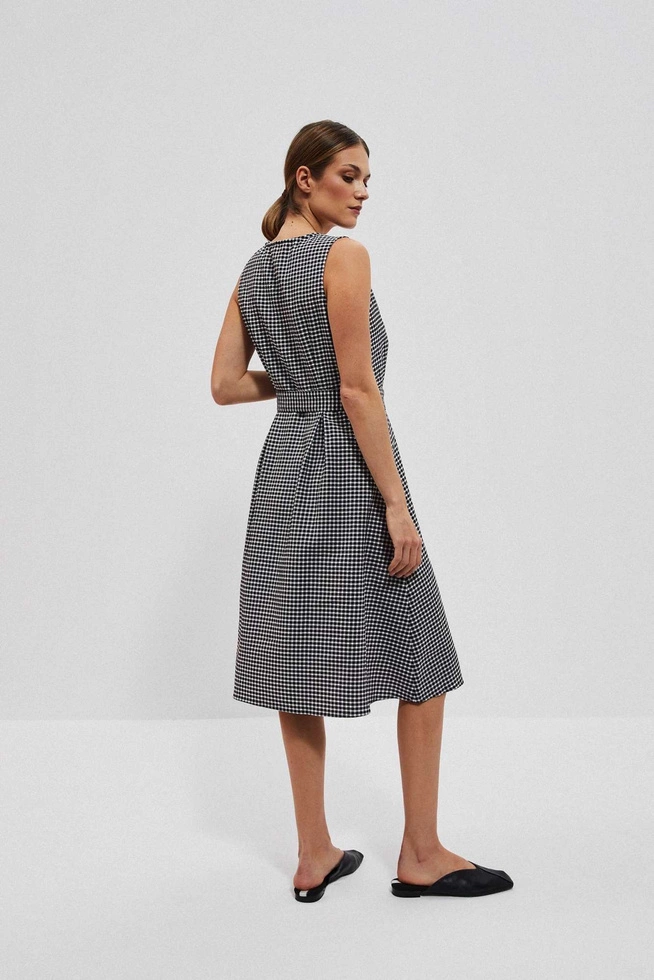 Rozkloszowana sukienka w stylu retro