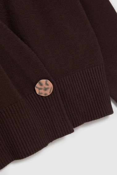 Kardigan z ozdobnym guzikiem brązowy