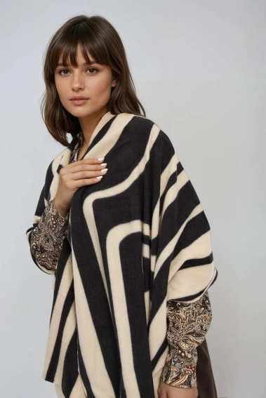 Szal w geometryczny wzór beżowy