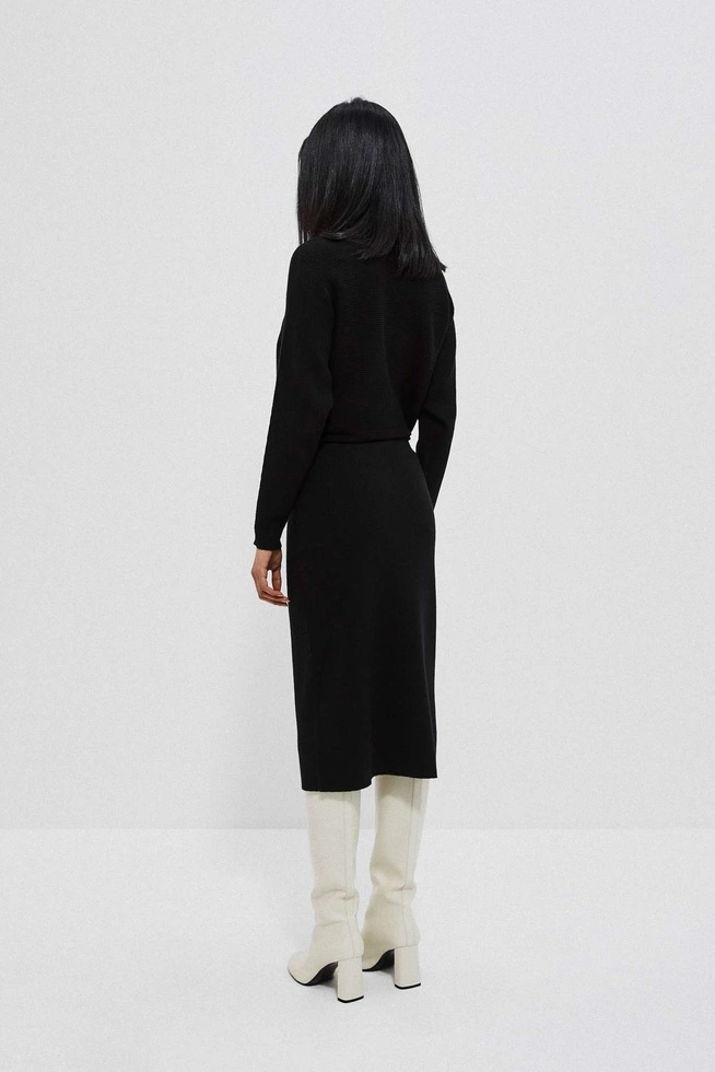 Ołówkowa spódnica o długości za kolano czarna