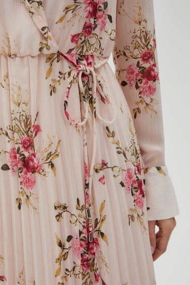 Plisowana sukienka w kwiaty różowa