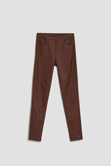 Woskowane spodnie typu rurki z kieszeniami kasztanowe