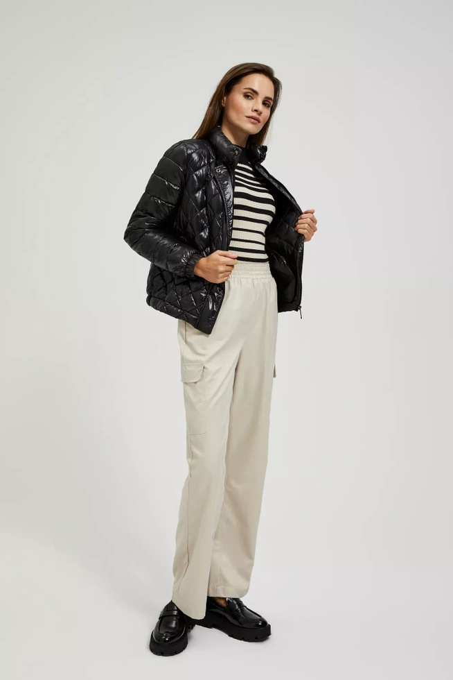 Krótka pikowna kurtka zapinana na zamek czarna