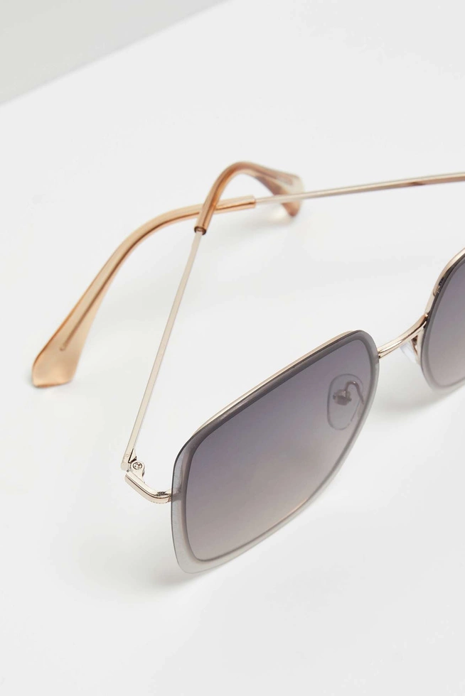 Okulary przeciwsłoneczne czarne z metalowymi oprawkami